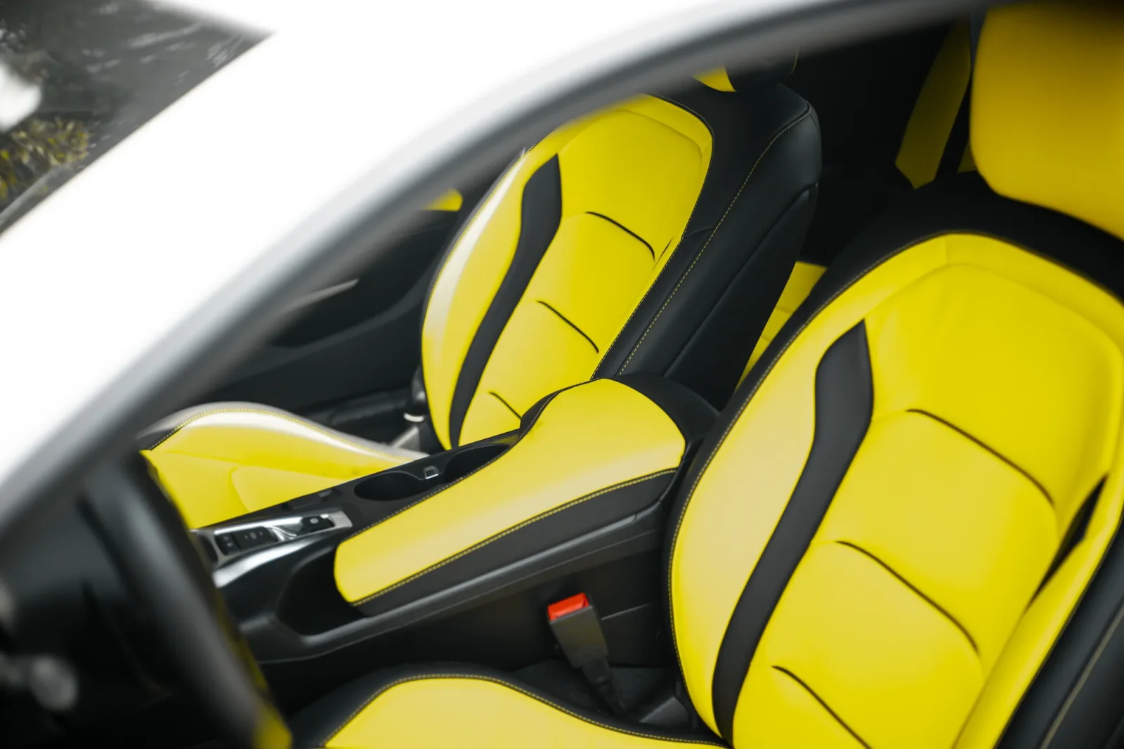 Kiralık Chevrolet Camaro RS Beyaz 2023 içinde Abu Dhabi - 5 