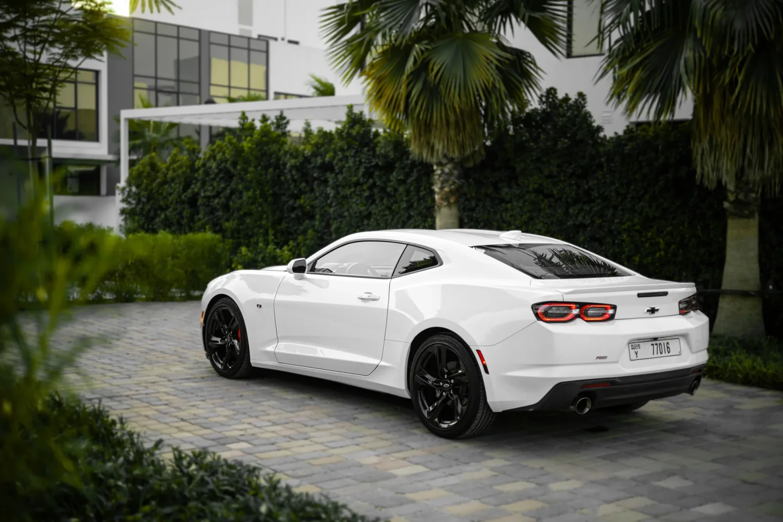 Kiralık Chevrolet Camaro RS Beyaz 2023 içinde Abu Dhabi - 10 