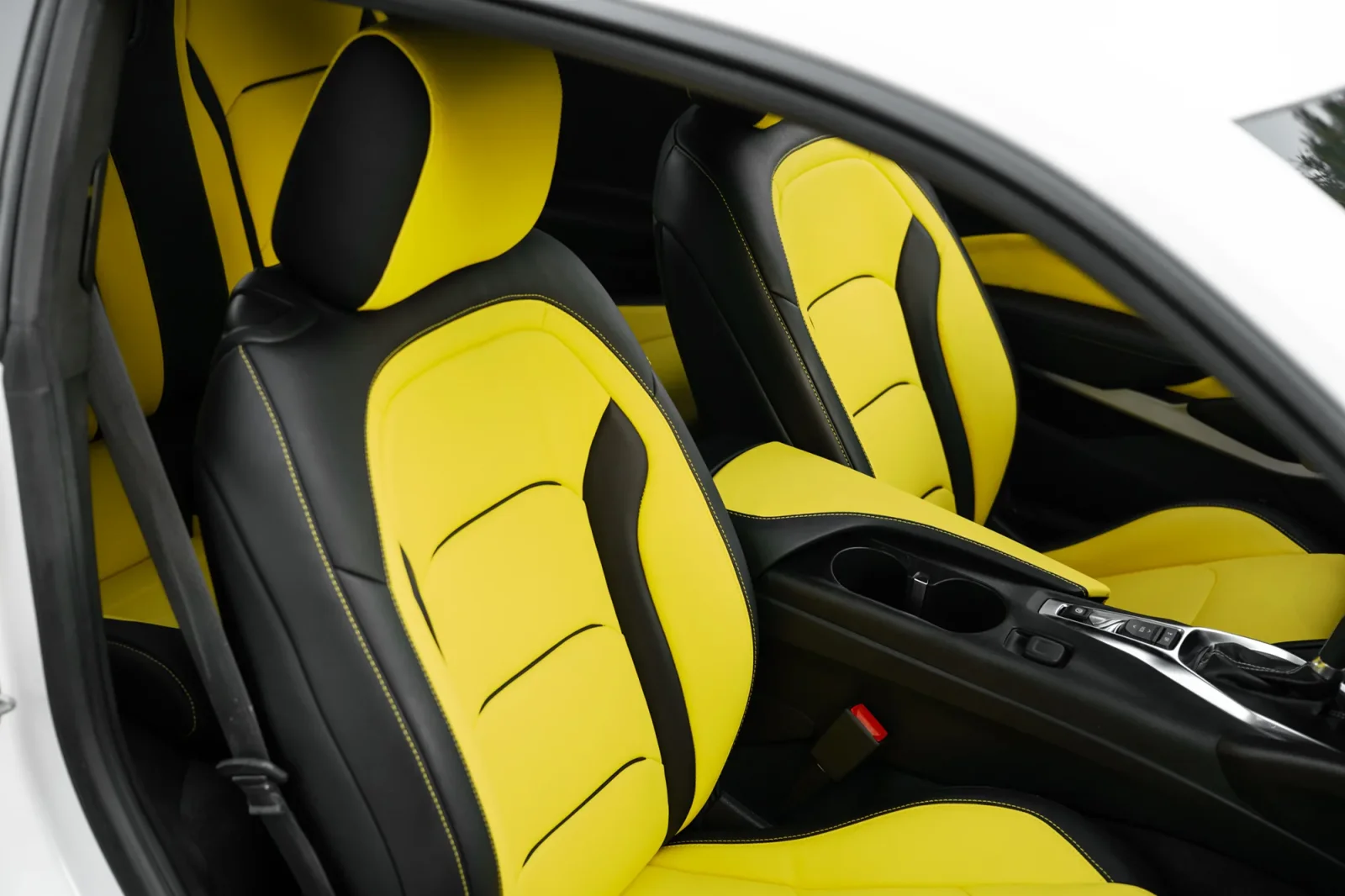 Kiralık Chevrolet Camaro RS Beyaz 2023 içinde Abu Dhabi - 3 