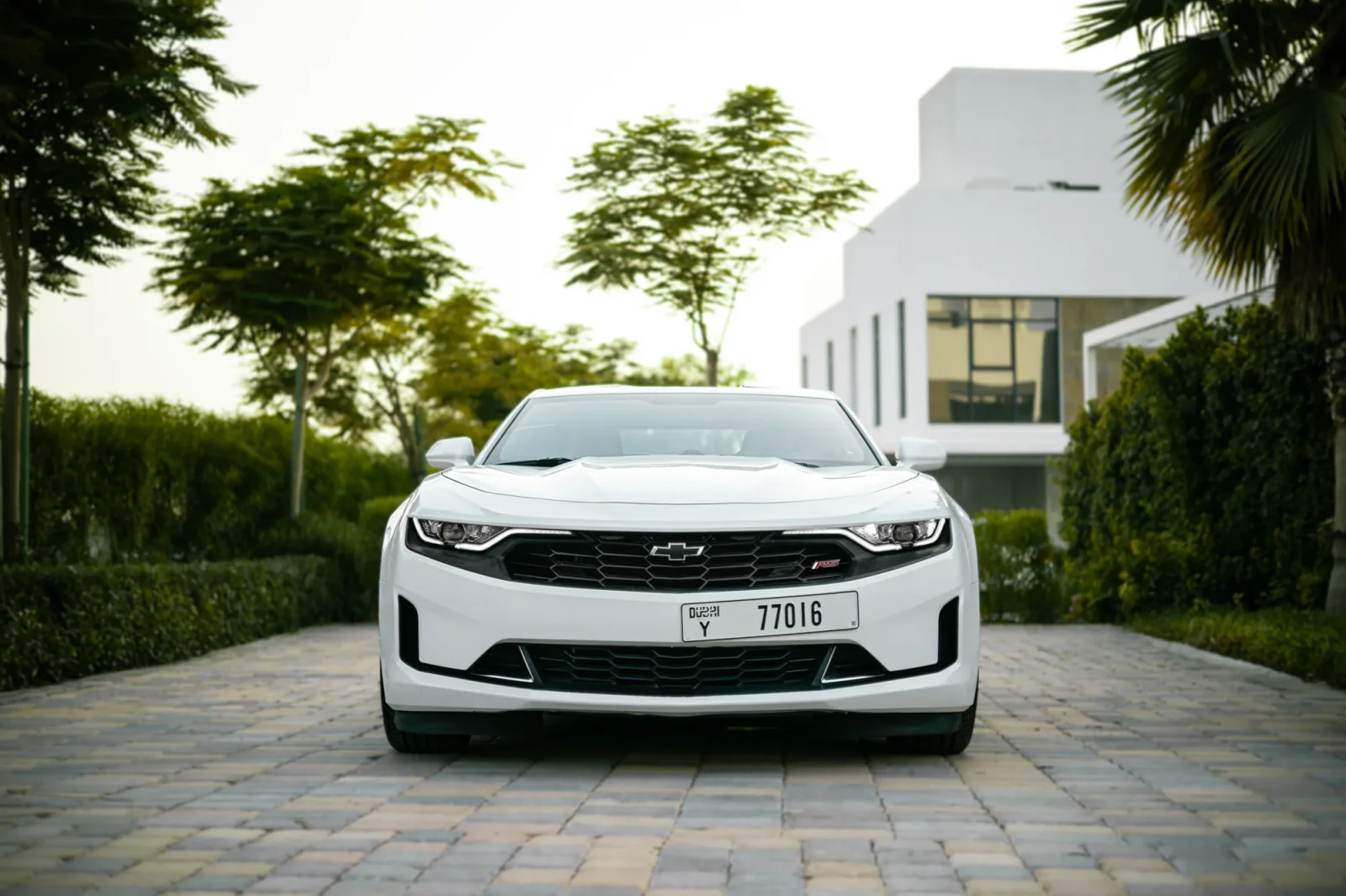 Kiralık Chevrolet Camaro RS Beyaz 2023 içinde Abu Dhabi - 2 