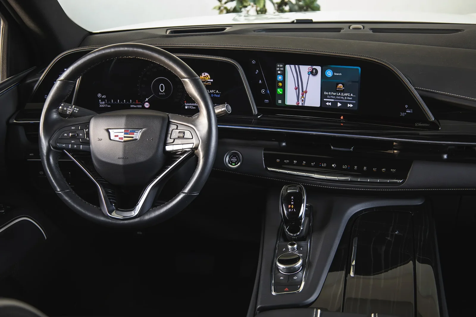 Alquiler Cadillac Escalade  Blanco 2025 en Abu Dabi - 4 