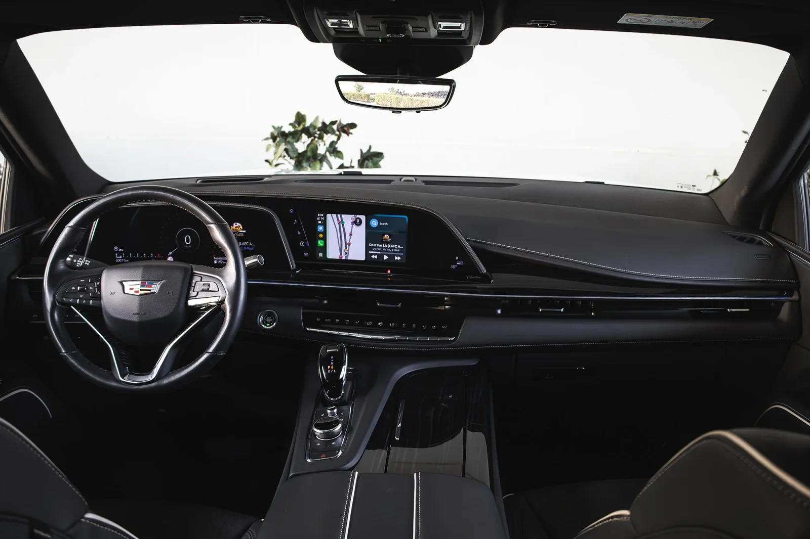 Alquiler Cadillac Escalade  Blanco 2025 en Abu Dabi - 3 