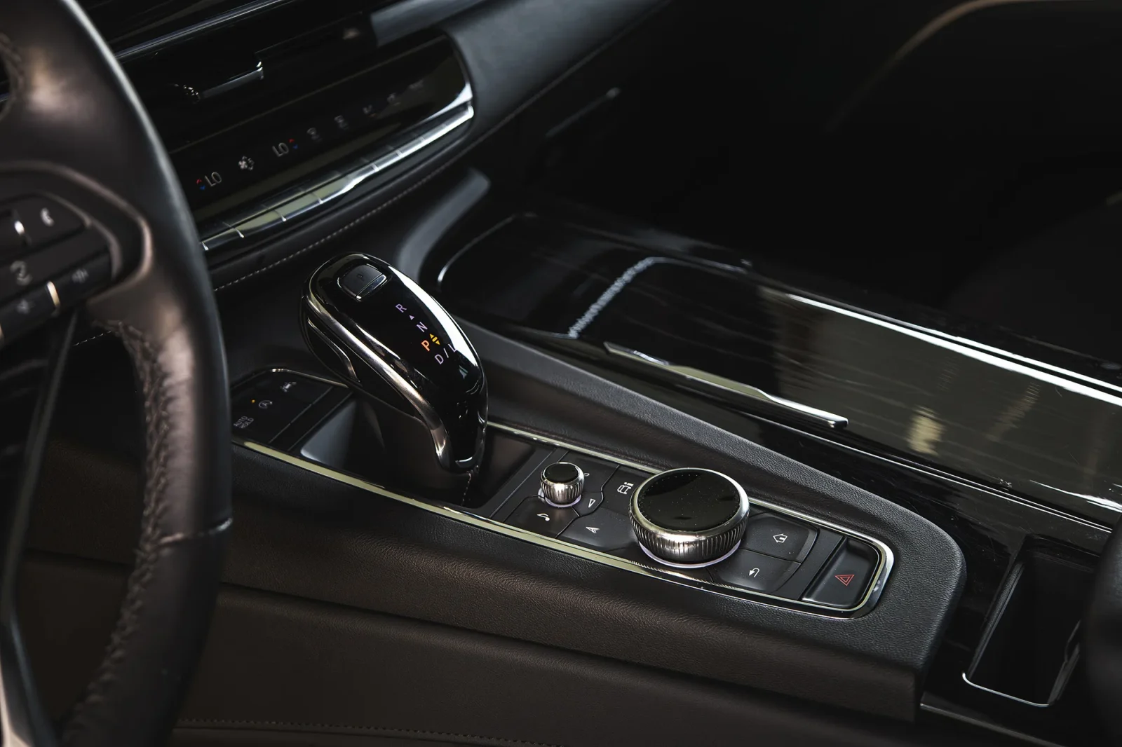 Alquiler Cadillac Escalade  Blanco 2025 en Abu Dabi - 8 