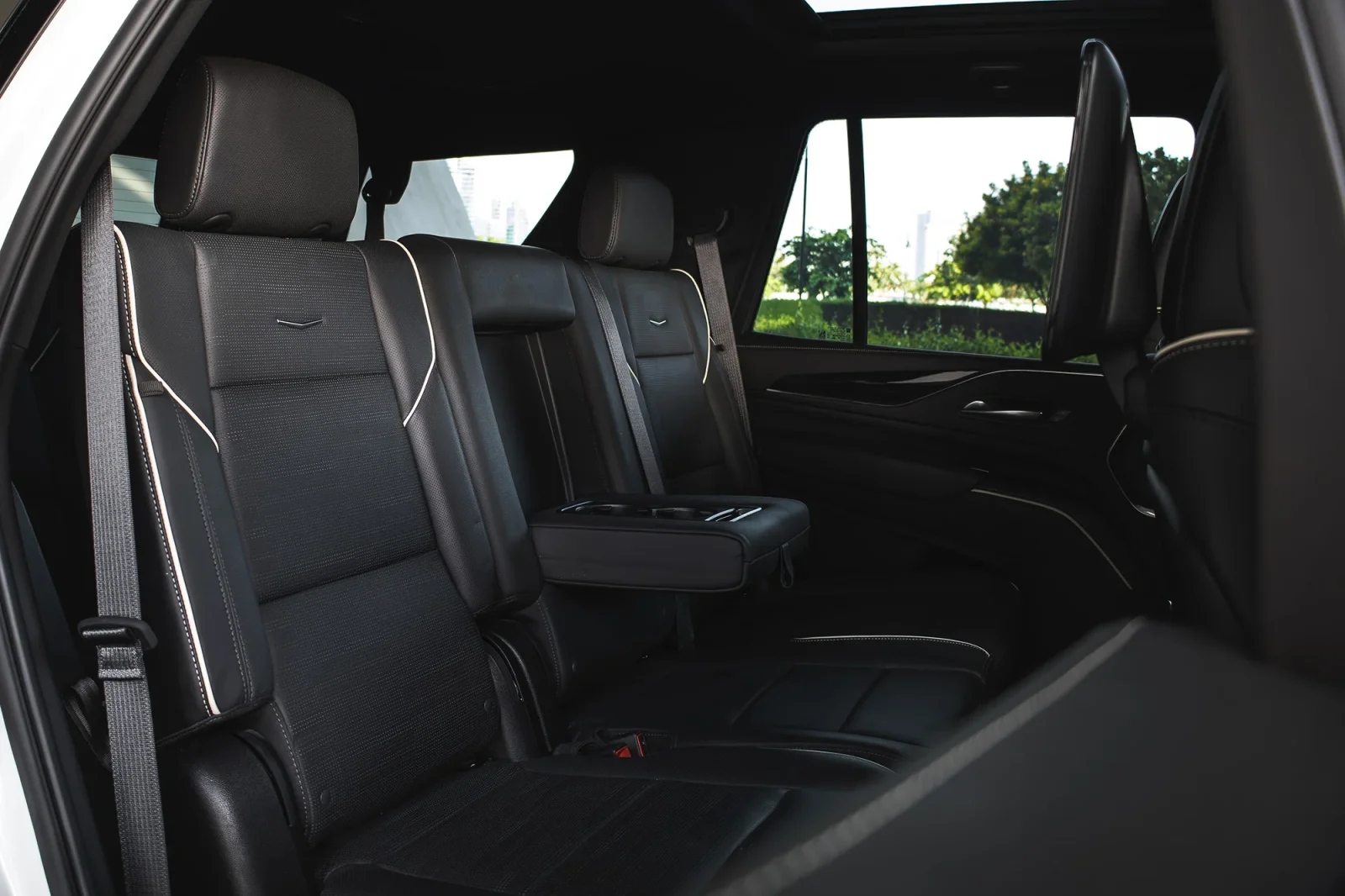 Alquiler Cadillac Escalade  Blanco 2025 en Abu Dabi - 7 