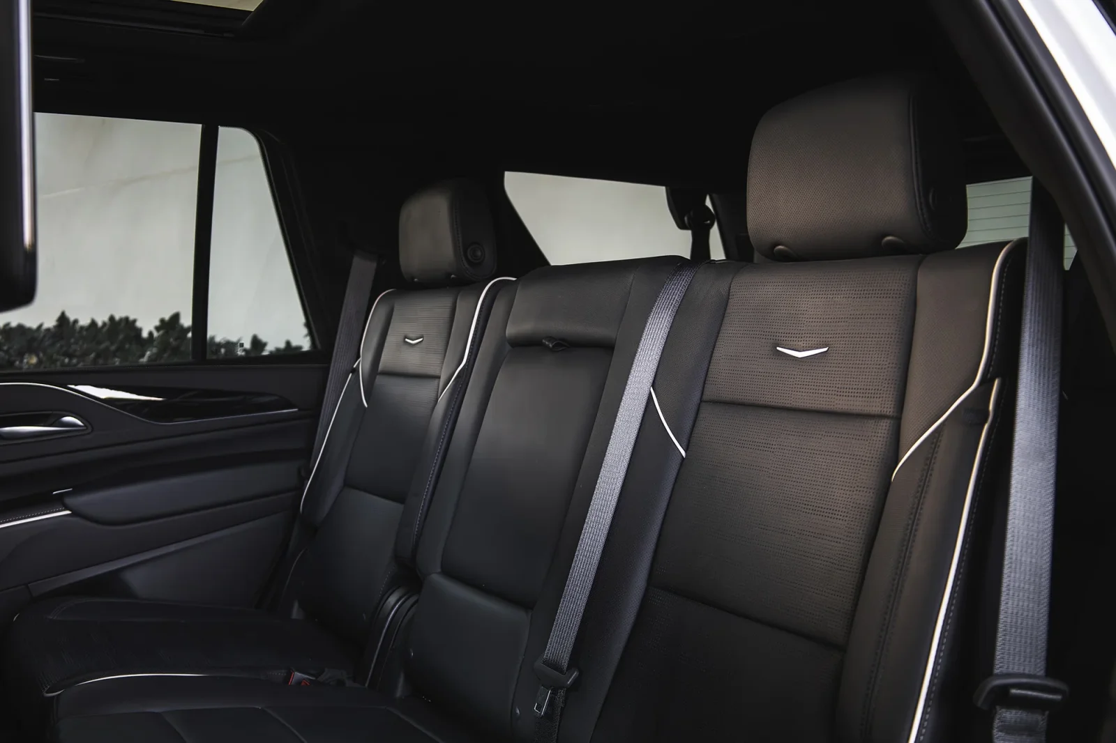 Alquiler Cadillac Escalade  Blanco 2025 en Abu Dabi - 11 