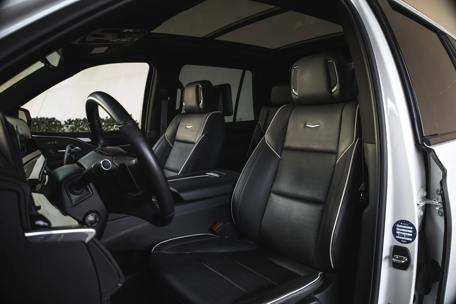 Alquiler Cadillac Escalade  Blanco 2025 en Abu Dabi - 5 