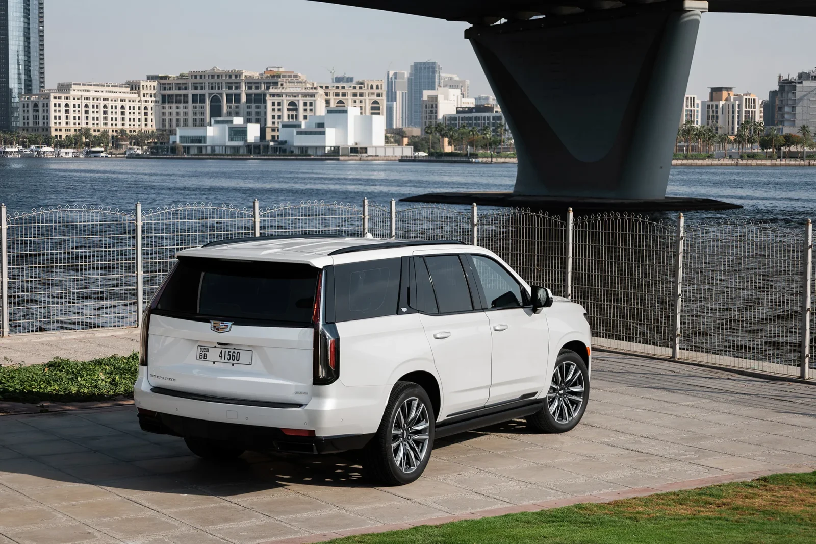 Alquiler Cadillac Escalade  Blanco 2025 en Abu Dabi - 12 