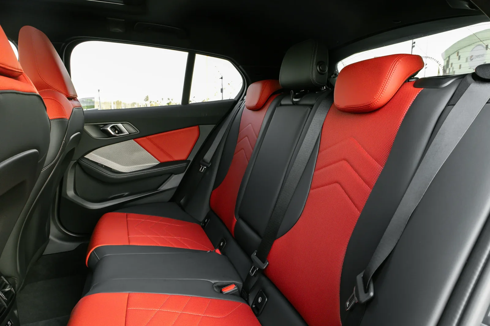 Kiralık BMW 1-Series 118i Mor 2025 içinde Abu Dhabi - 7 