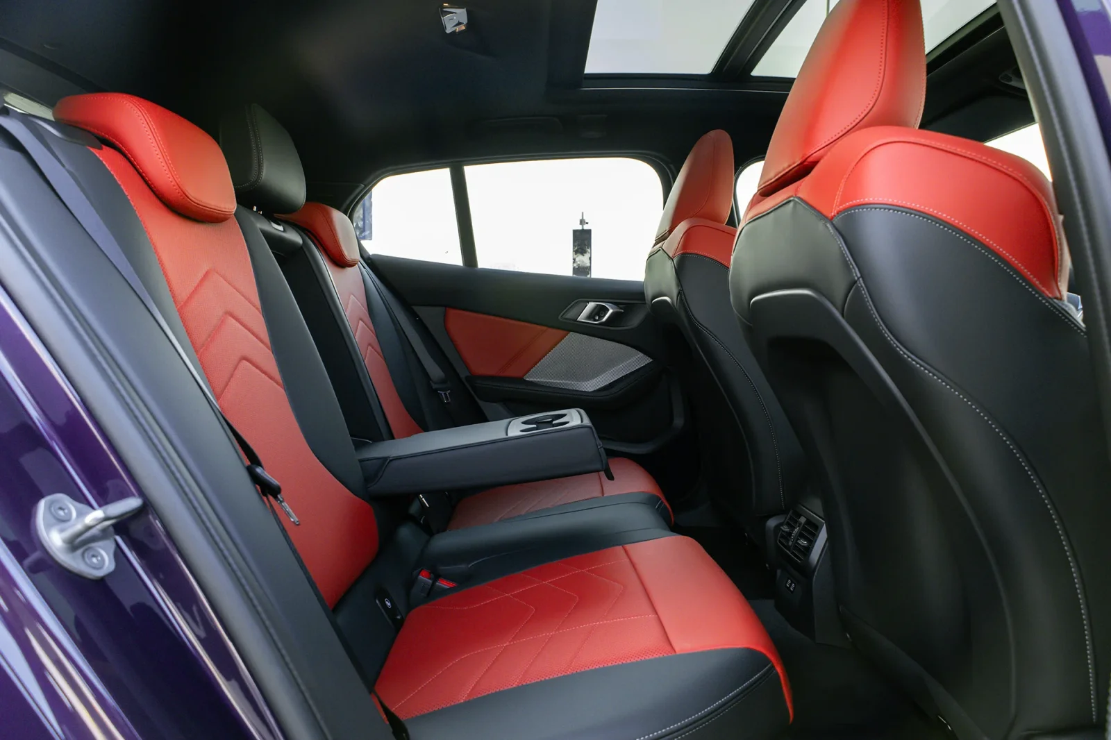 Kiralık BMW 1-Series 118i Mor 2025 içinde Abu Dhabi - 5 