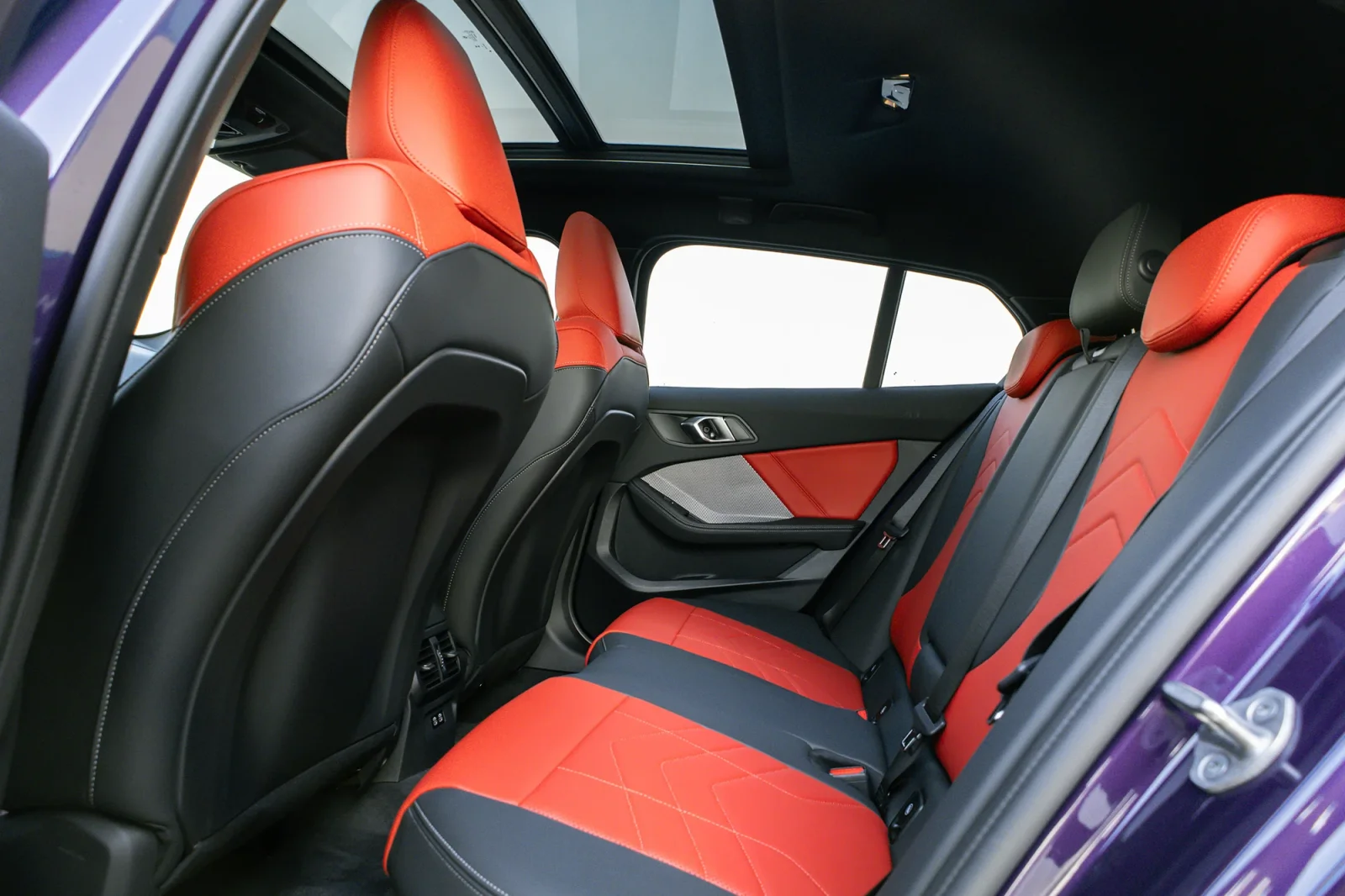 Kiralık BMW 1-Series 118i Mor 2025 içinde Abu Dhabi - 9 