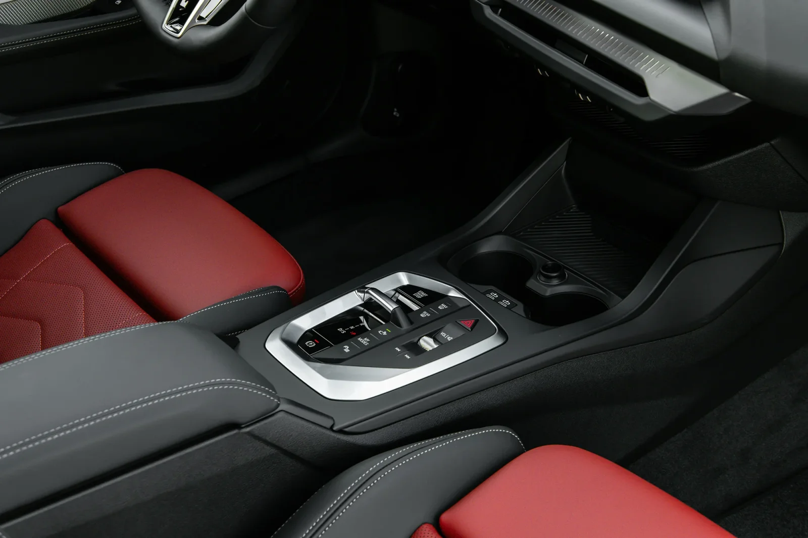 Kiralık BMW 1-Series 118i Mor 2025 içinde Abu Dhabi - 8 