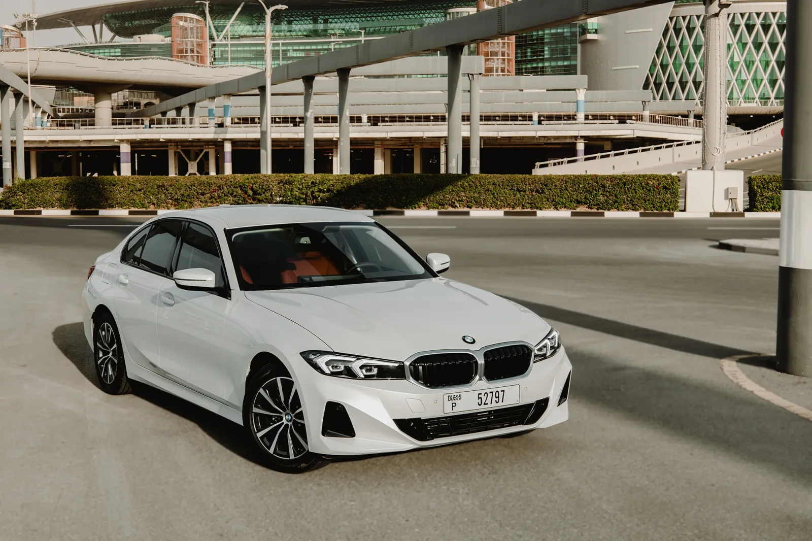 Kiralık BMW 3-Series 318i Beyaz 2025 içinde Abu Dhabi - 2 