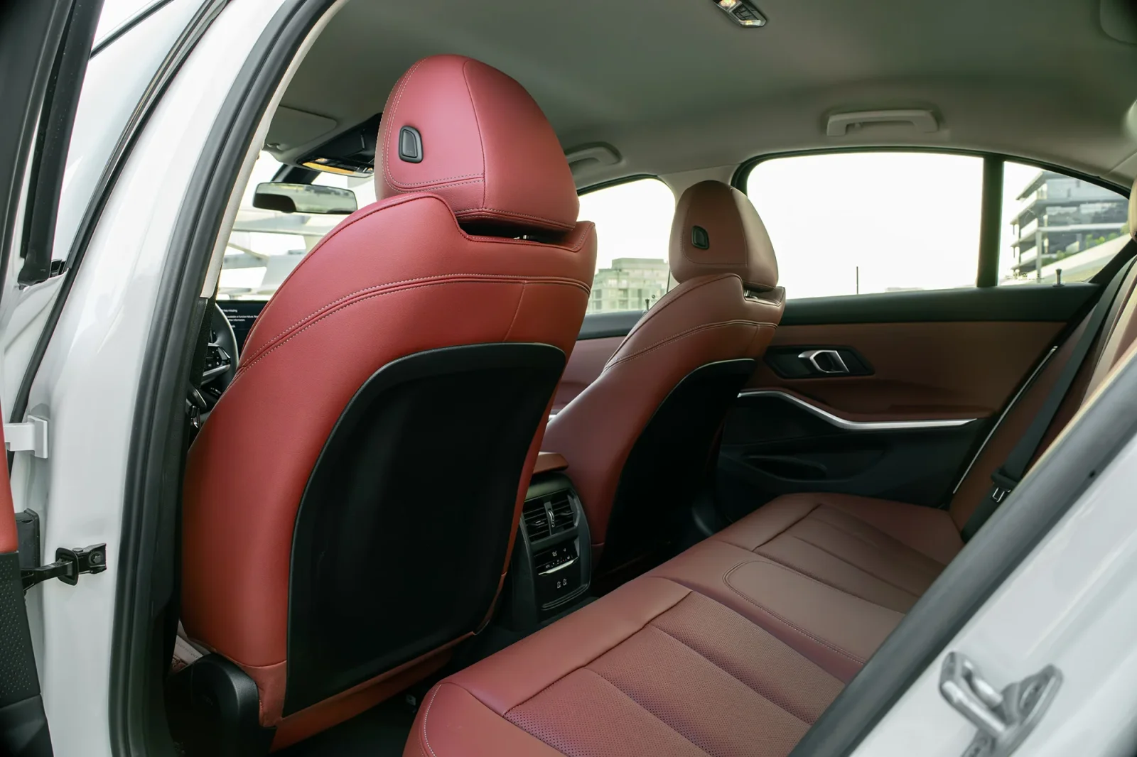 Kiralık BMW 3-Series 318i Beyaz 2025 içinde Abu Dhabi - 9 