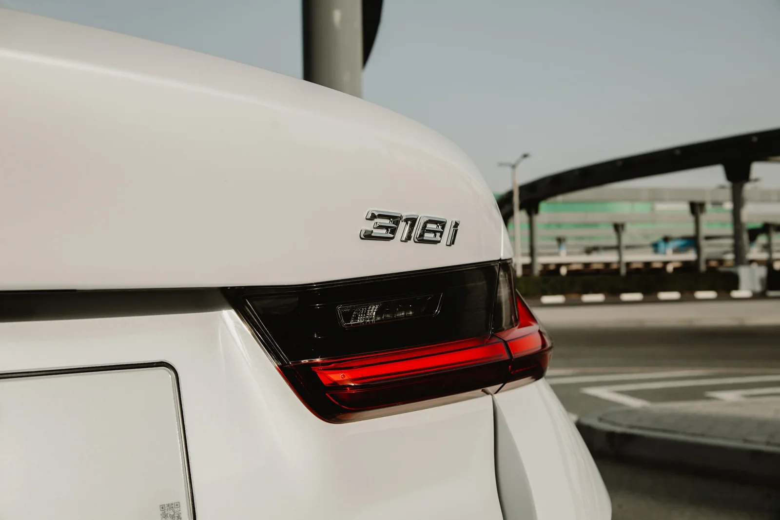 Kiralık BMW 3-Series 318i Beyaz 2025 içinde Abu Dhabi - 13 