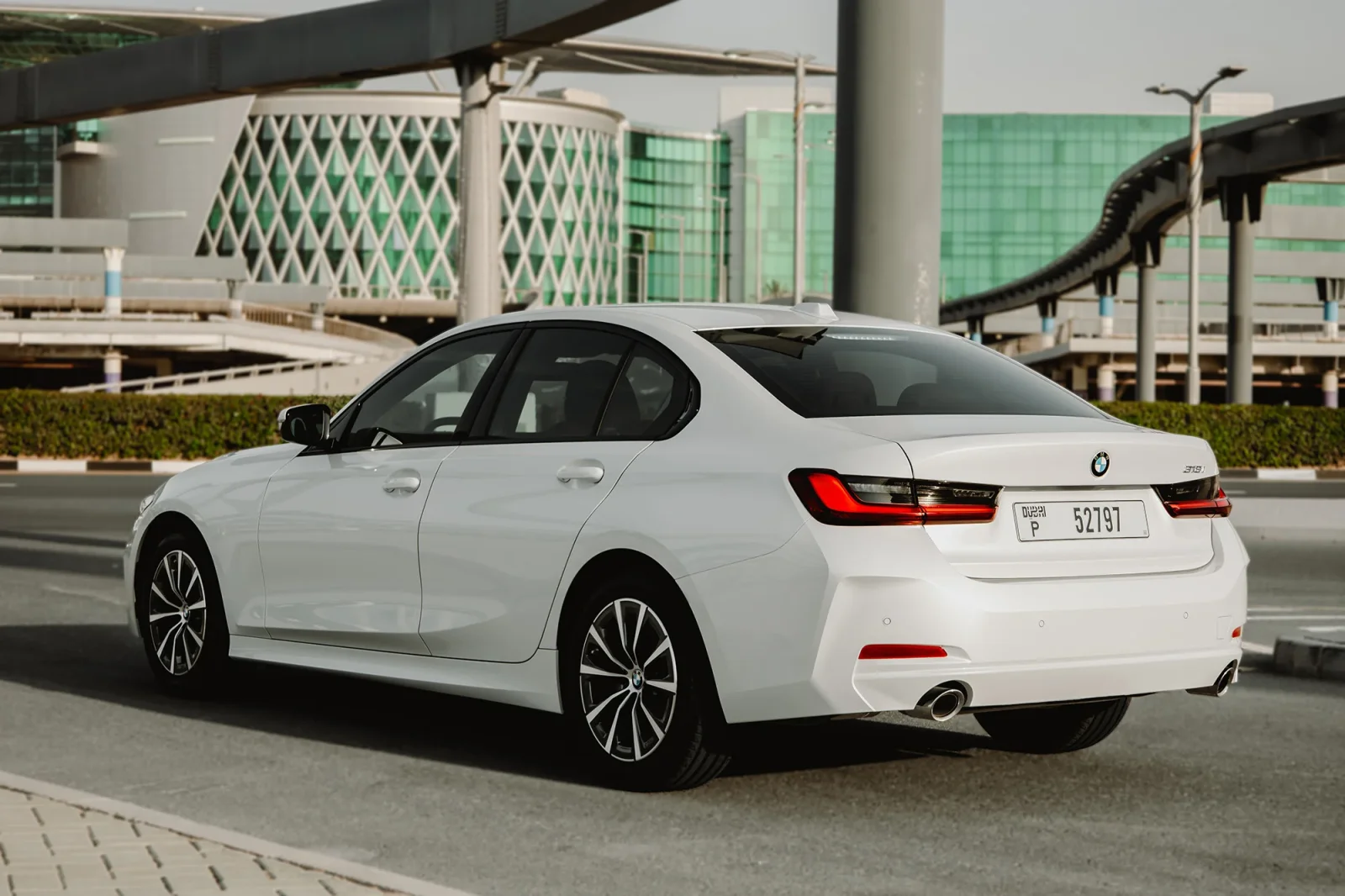Kiralık BMW 3-Series 318i Beyaz 2025 içinde Abu Dhabi - 10 