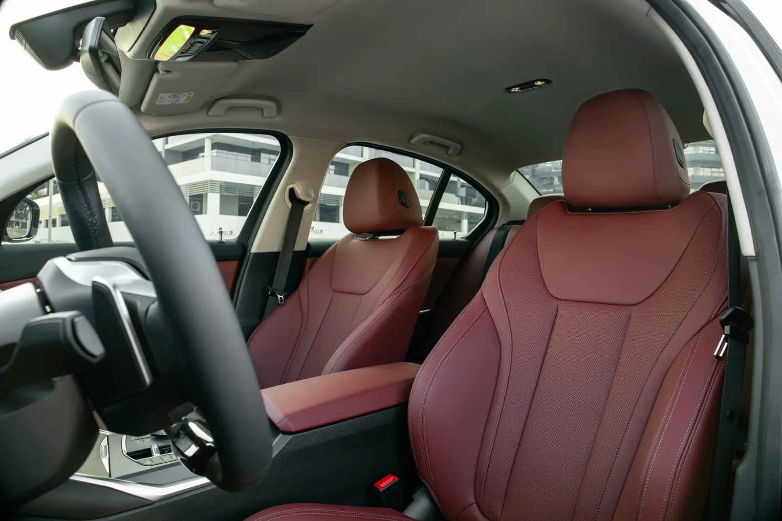 Kiralık BMW 3-Series 318i Beyaz 2025 içinde Abu Dhabi - 3 