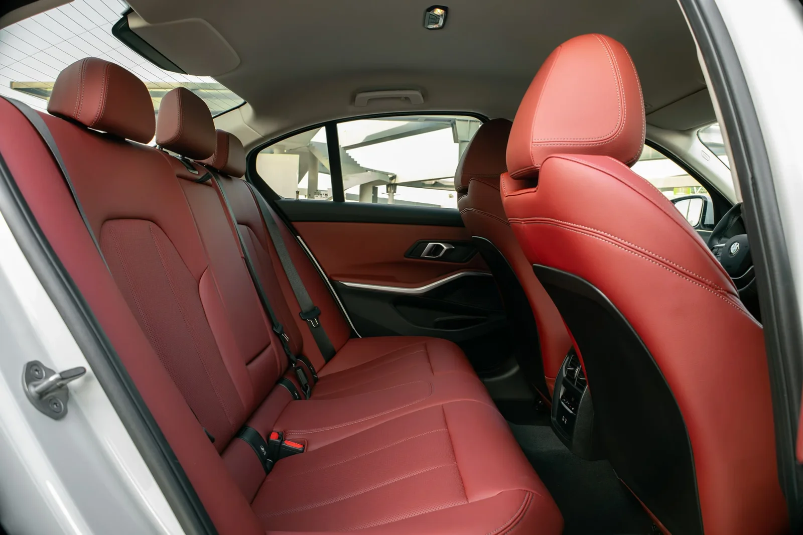 Kiralık BMW 3-Series 318i Beyaz 2025 içinde Abu Dhabi - 8 