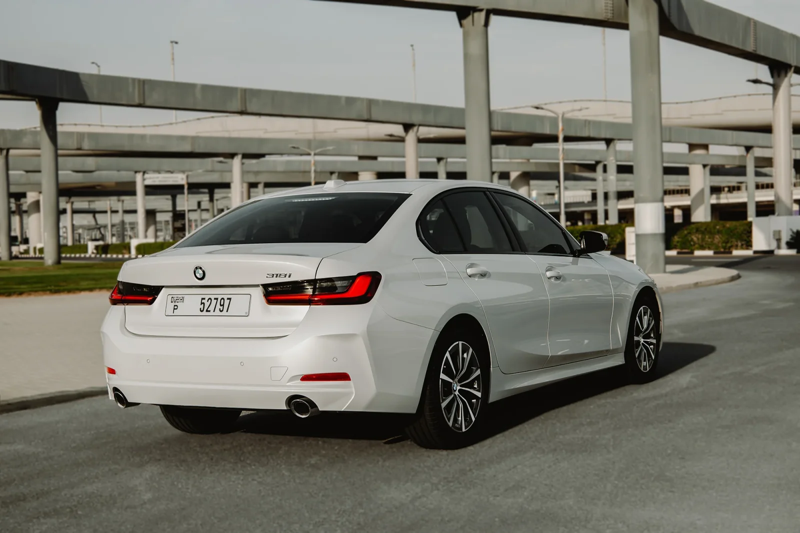 Kiralık BMW 3-Series 318i Beyaz 2025 içinde Abu Dhabi - 11 