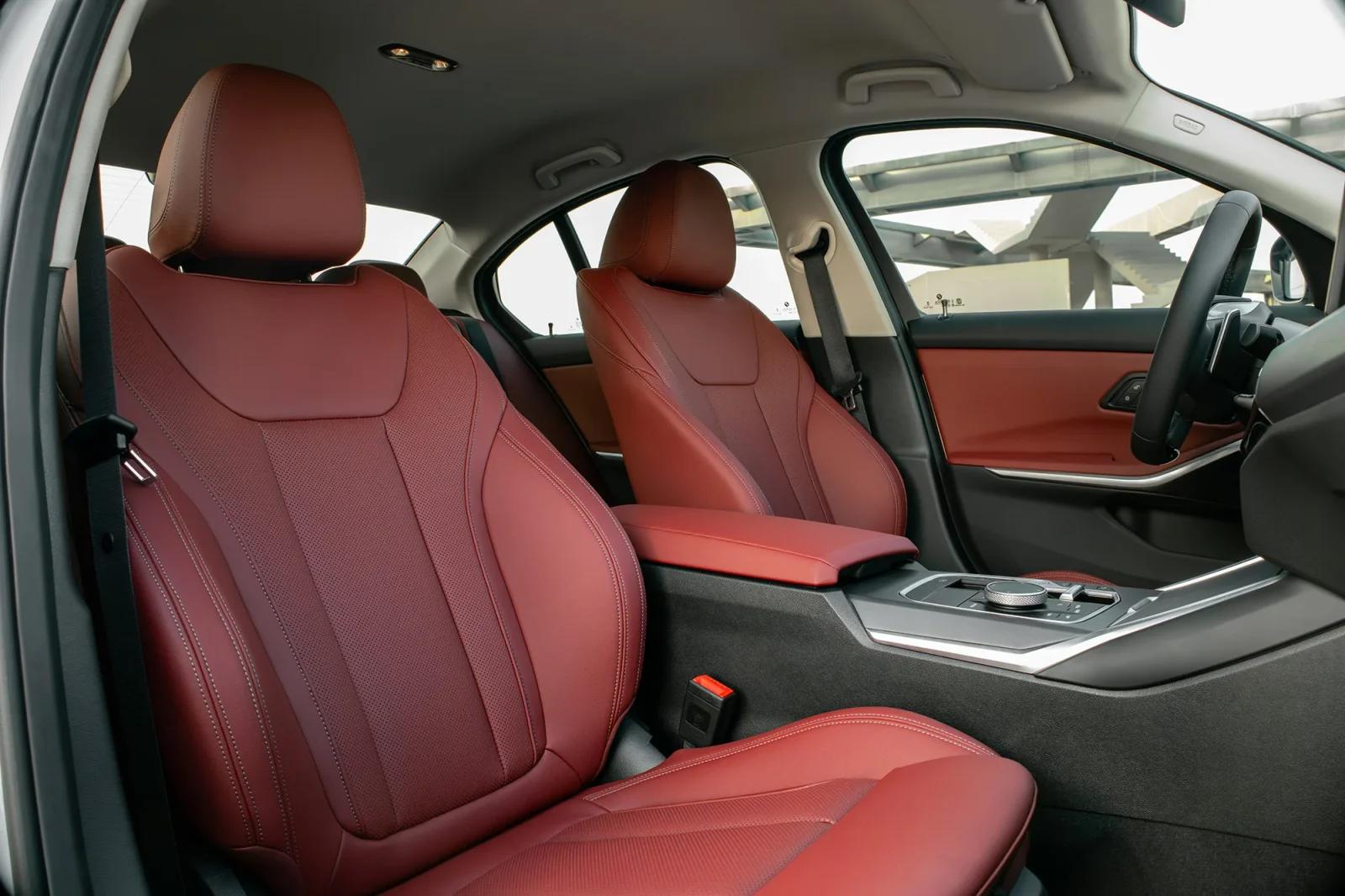 Kiralık BMW 3-Series 318i Beyaz 2025 içinde Abu Dhabi - 6 