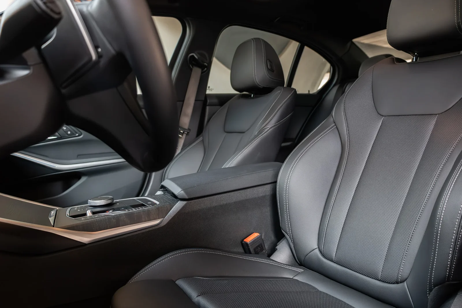 Kiralık BMW 3-Series 330 New Gen Gri 2024 içinde Abu Dhabi - 9 