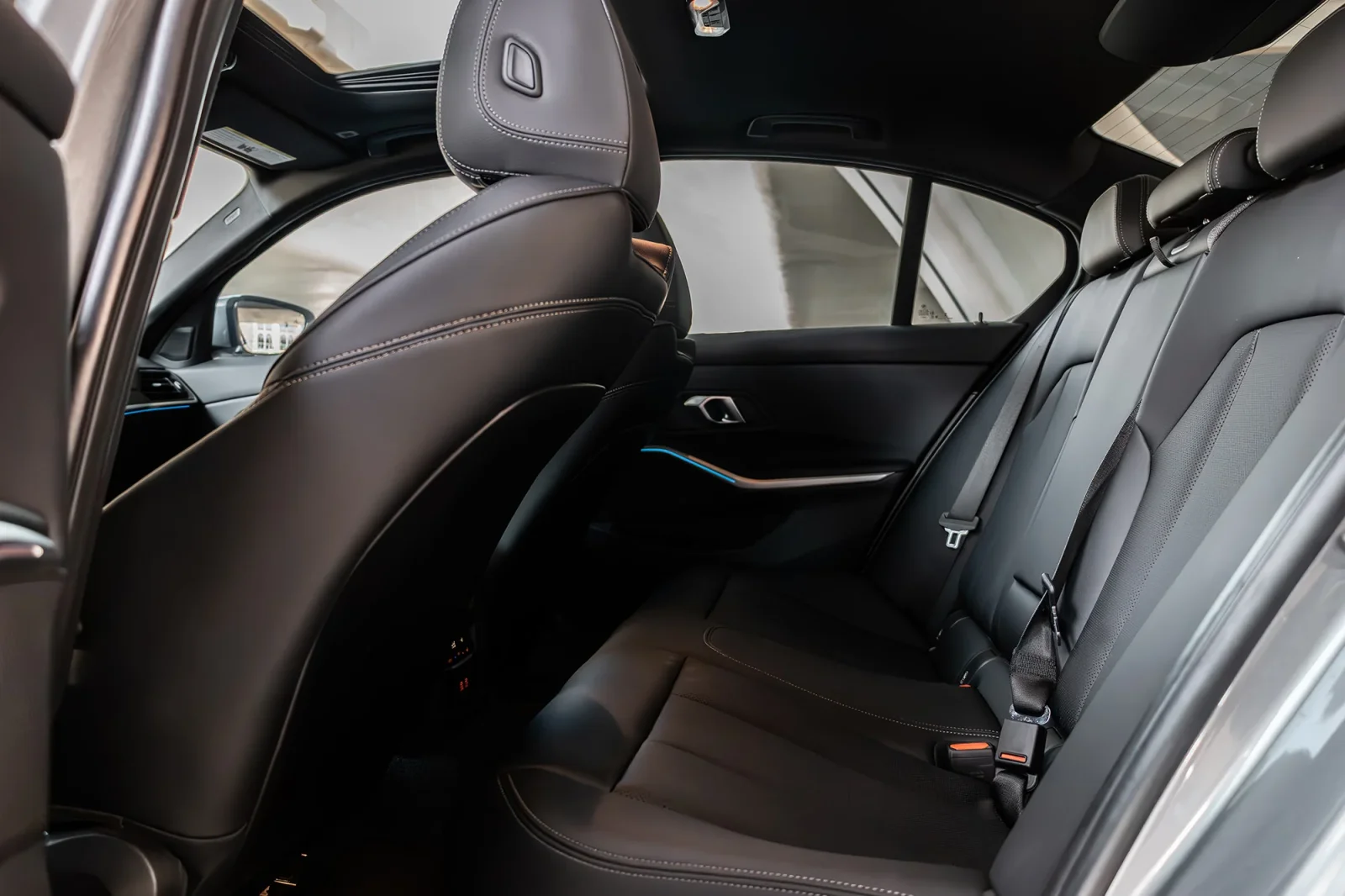 Kiralık BMW 3-Series 330 New Gen Gri 2024 içinde Abu Dhabi - 8 