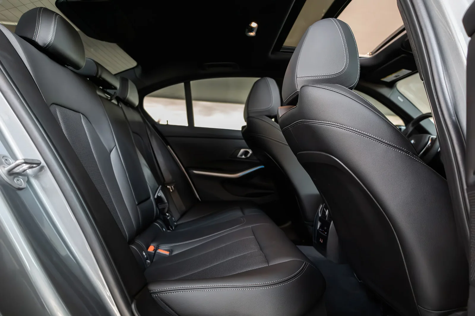 Kiralık BMW 3-Series 330 New Gen Gri 2024 içinde Abu Dhabi - 5 