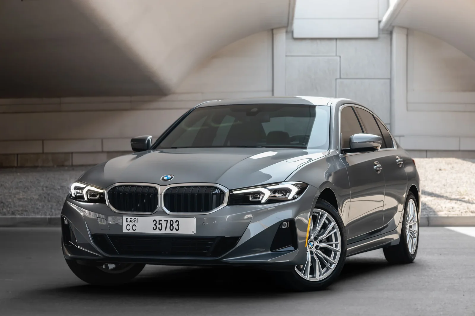 Kiralık BMW 3-Series 330 New Gen Gri 2024 içinde Abu Dhabi