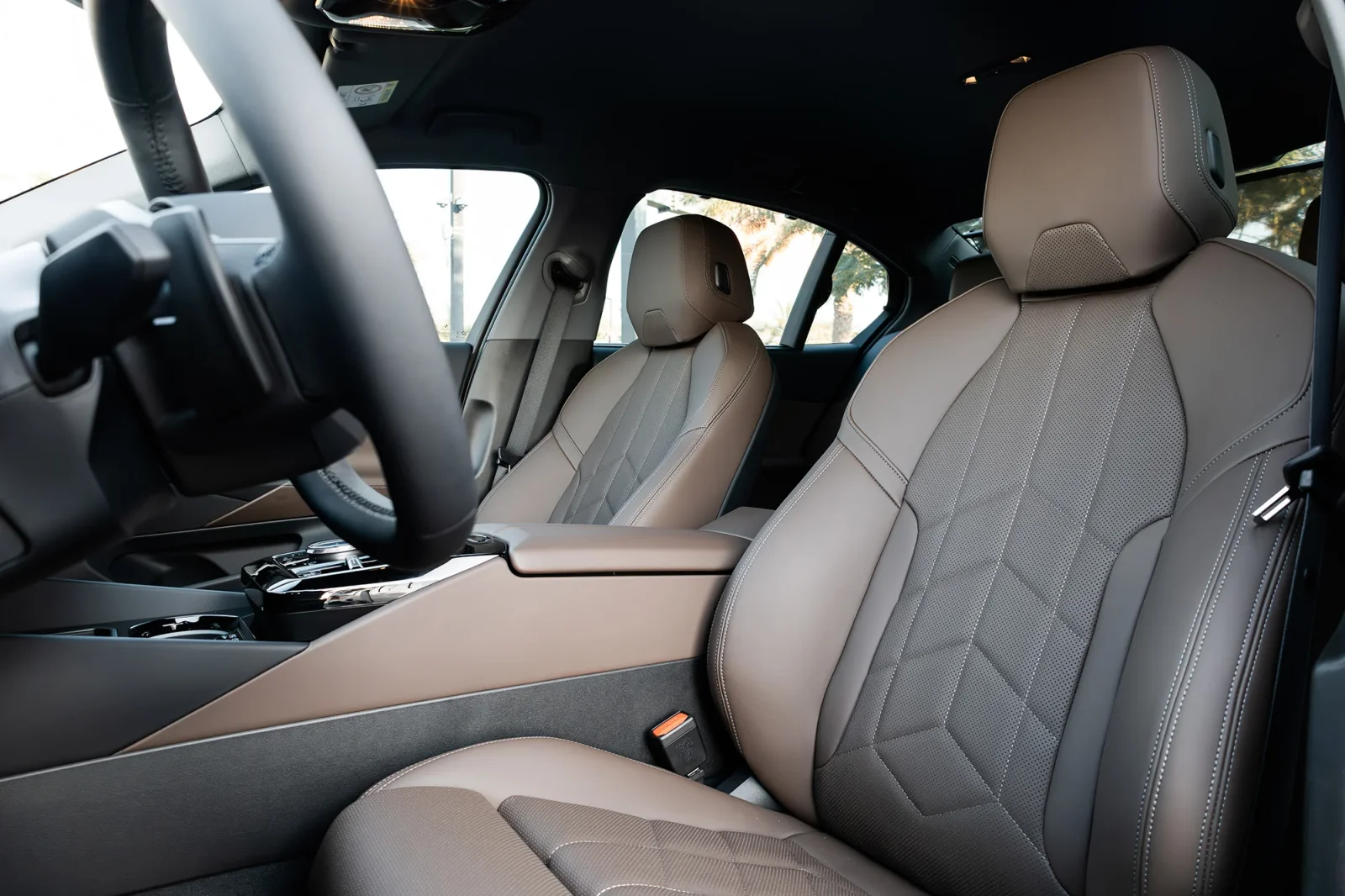 Alquiler BMW 5-Series 520i Gris 2025 en Abu Dabi - 6 