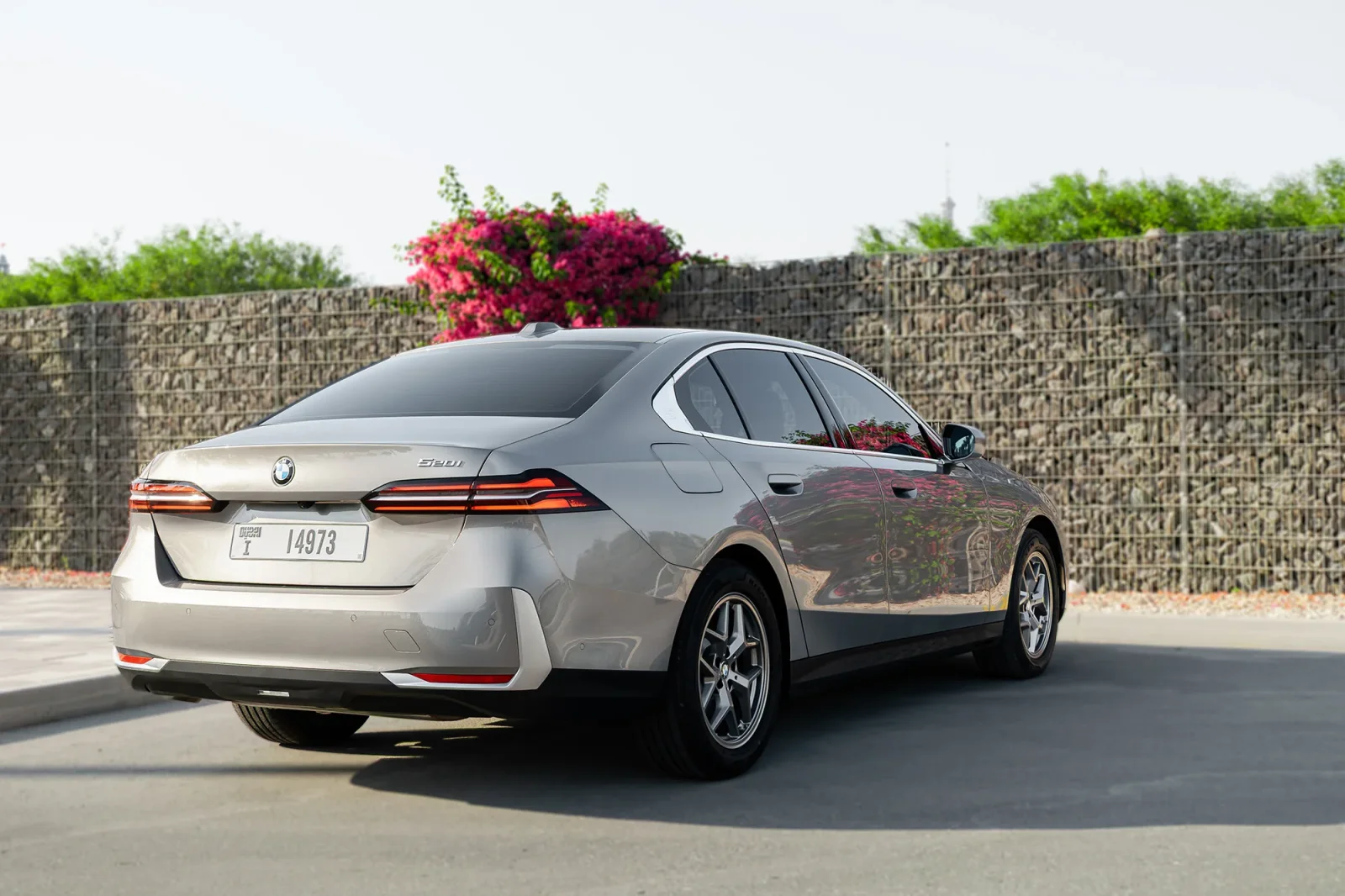 Alquiler BMW 5-Series 520i Gris 2025 en Abu Dabi - 12 