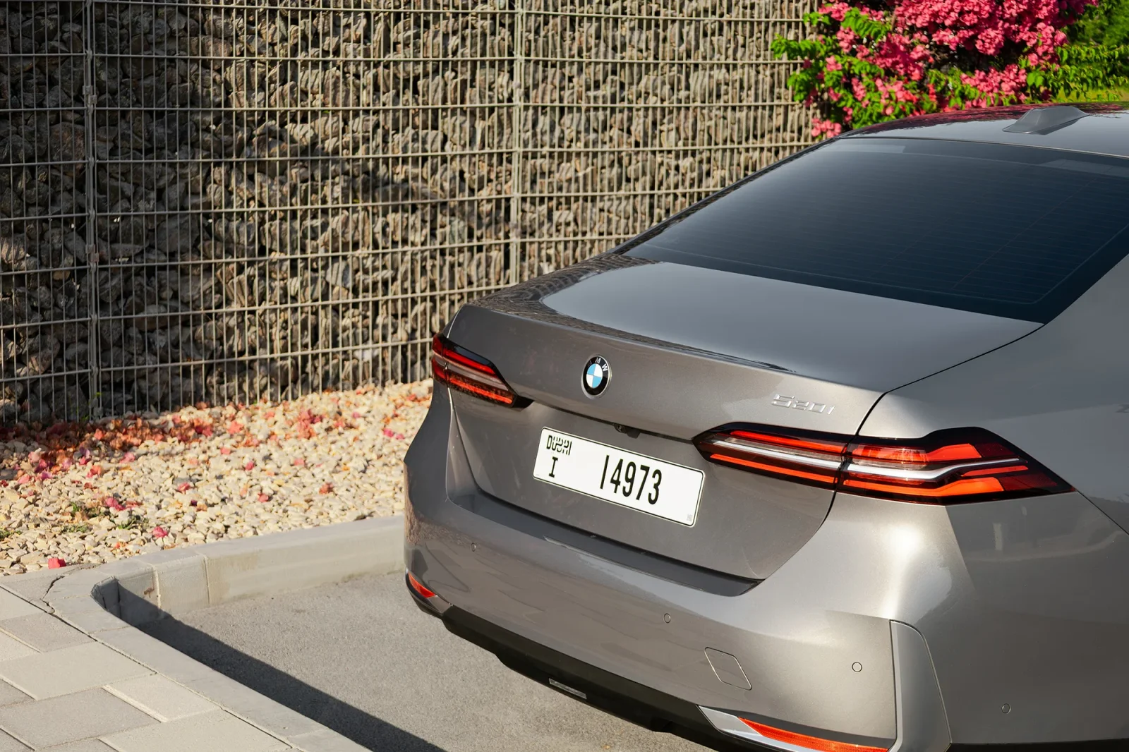 Alquiler BMW 5-Series 520i Gris 2025 en Abu Dabi - 13 