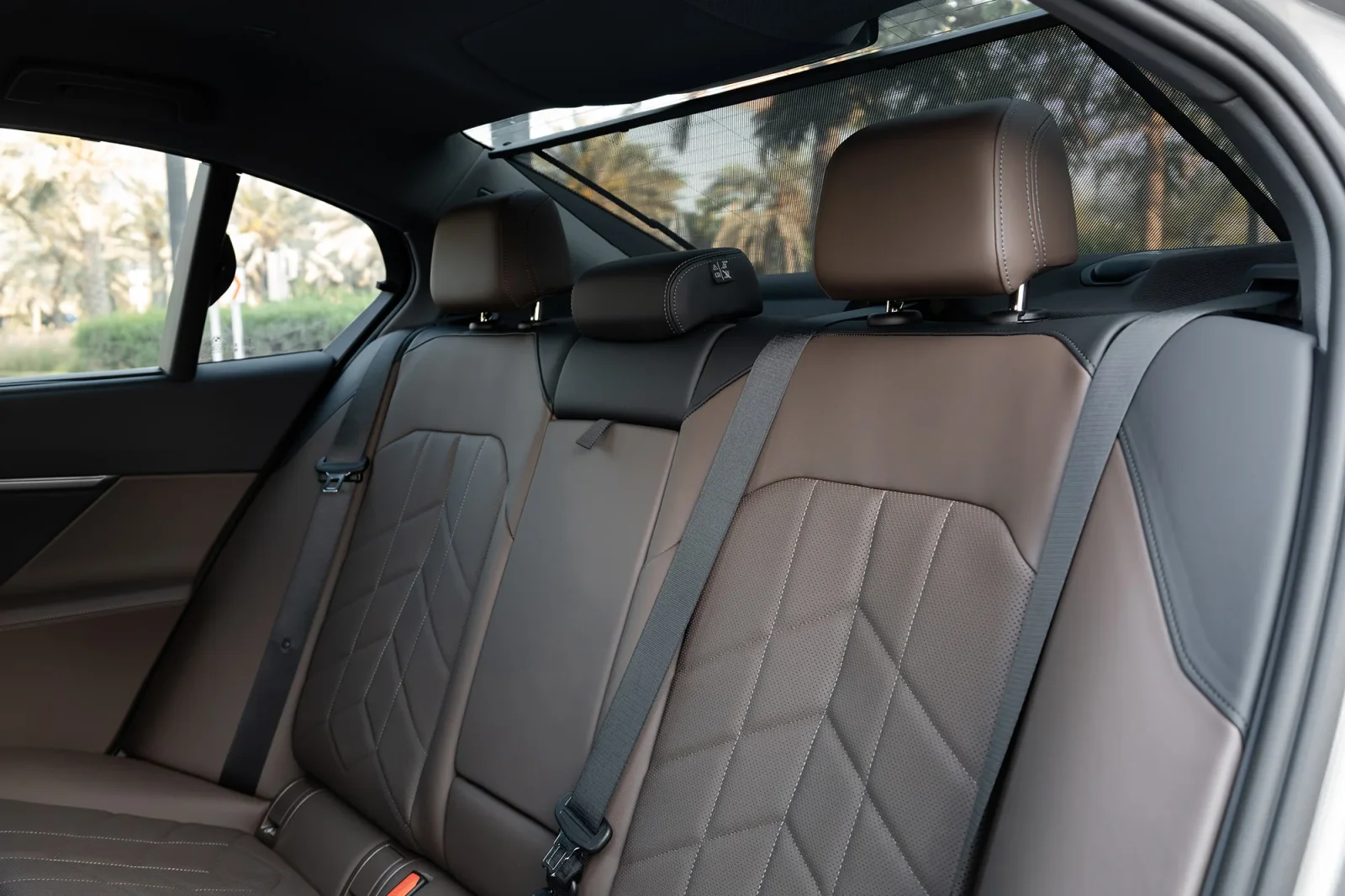 Alquiler BMW 5-Series 520i Gris 2025 en Abu Dabi - 7 