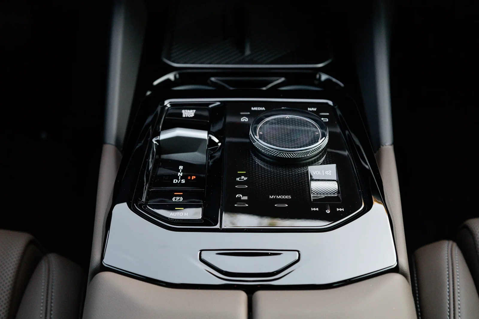 Alquiler BMW 5-Series 520i Gris 2025 en Abu Dabi - 8 