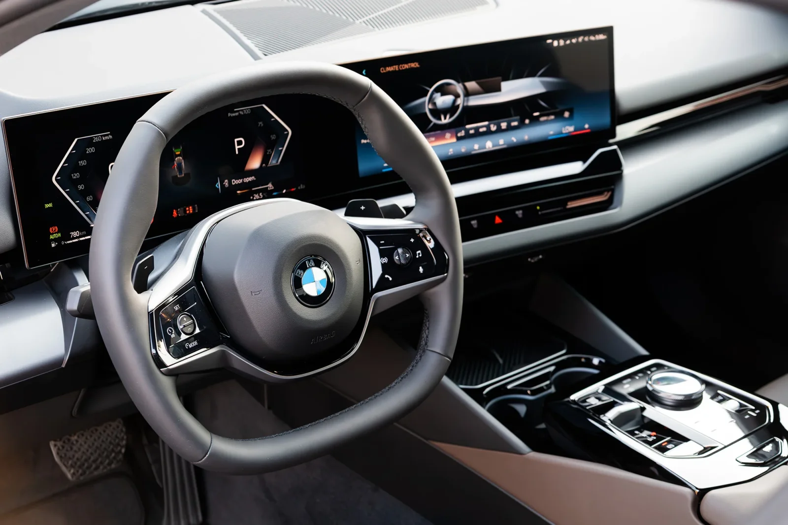 Alquiler BMW 5-Series 520i Gris 2025 en Abu Dabi - 4 