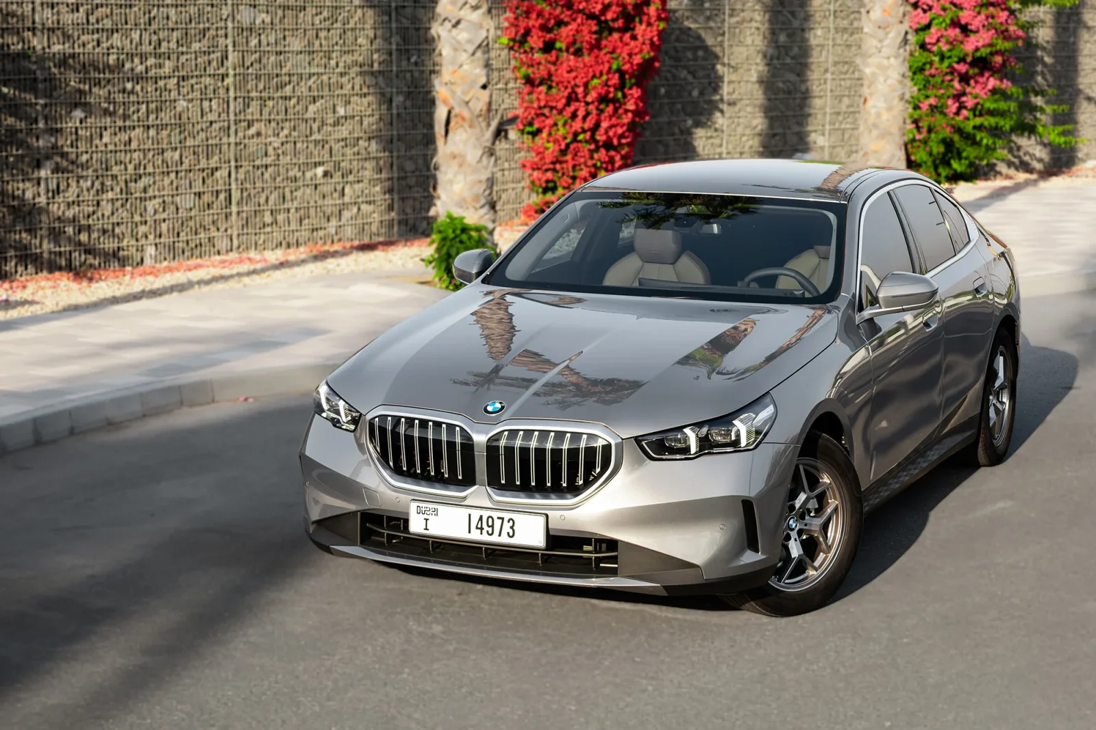 Alquiler BMW 5-Series 520i Gris 2025 en Abu Dabi - 2 