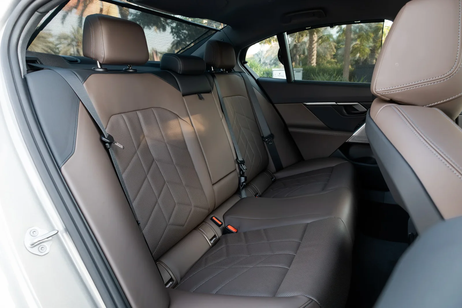 Alquiler BMW 5-Series 520i Gris 2025 en Abu Dabi - 9 