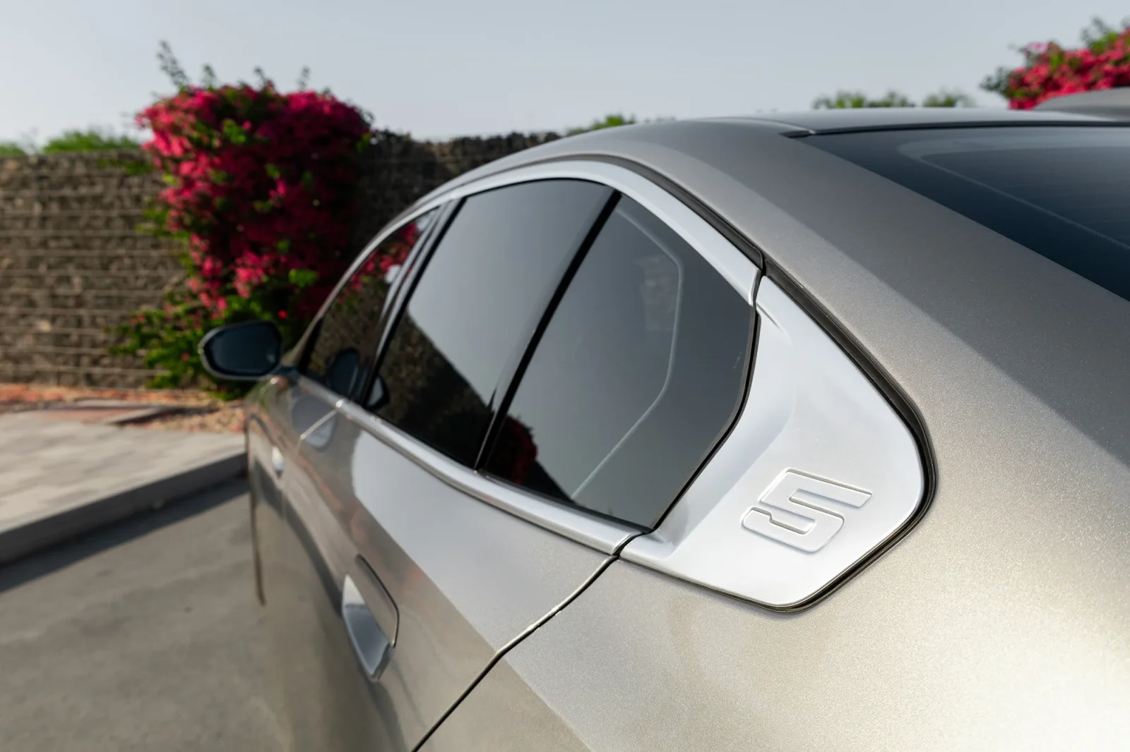 Alquiler BMW 5-Series 520i Gris 2025 en Abu Dabi - 14 