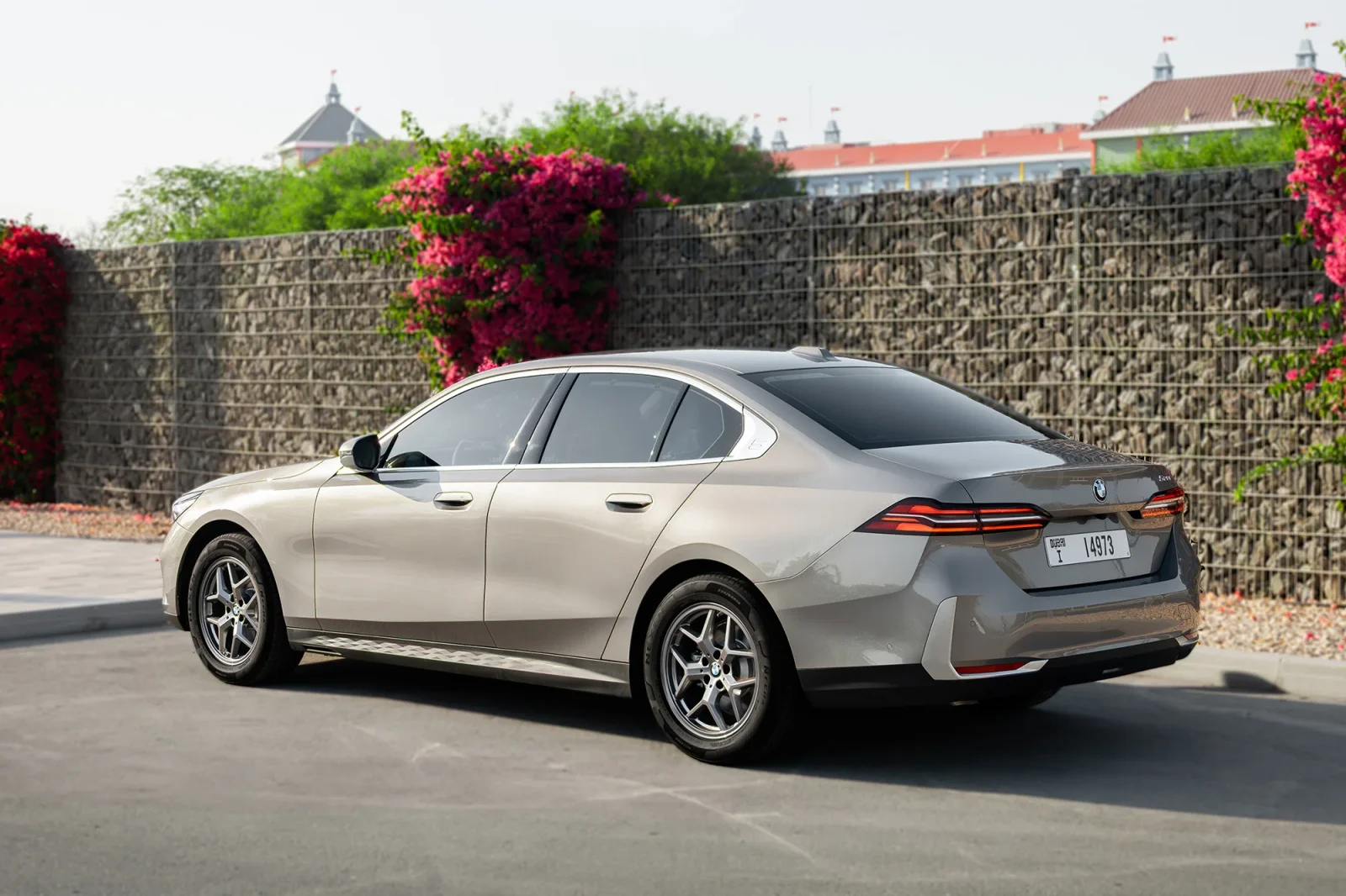 Alquiler BMW 5-Series 520i Gris 2025 en Abu Dabi - 10 