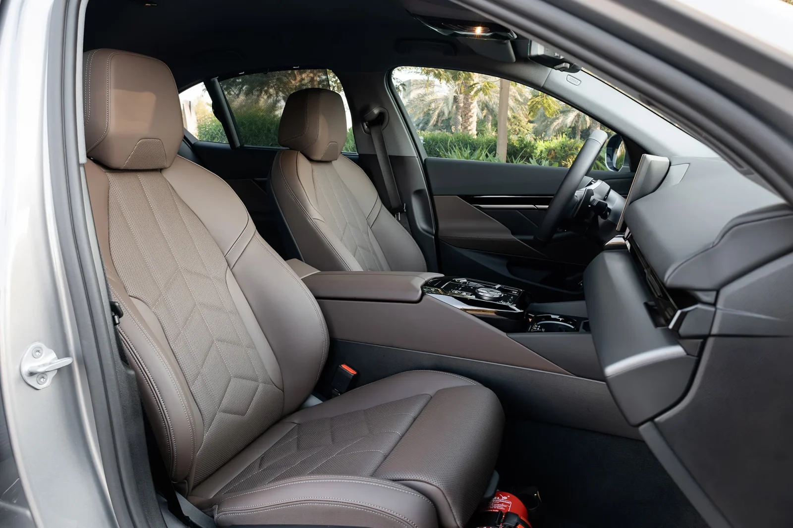 Alquiler BMW 5-Series 520i Gris 2025 en Abu Dabi - 5 