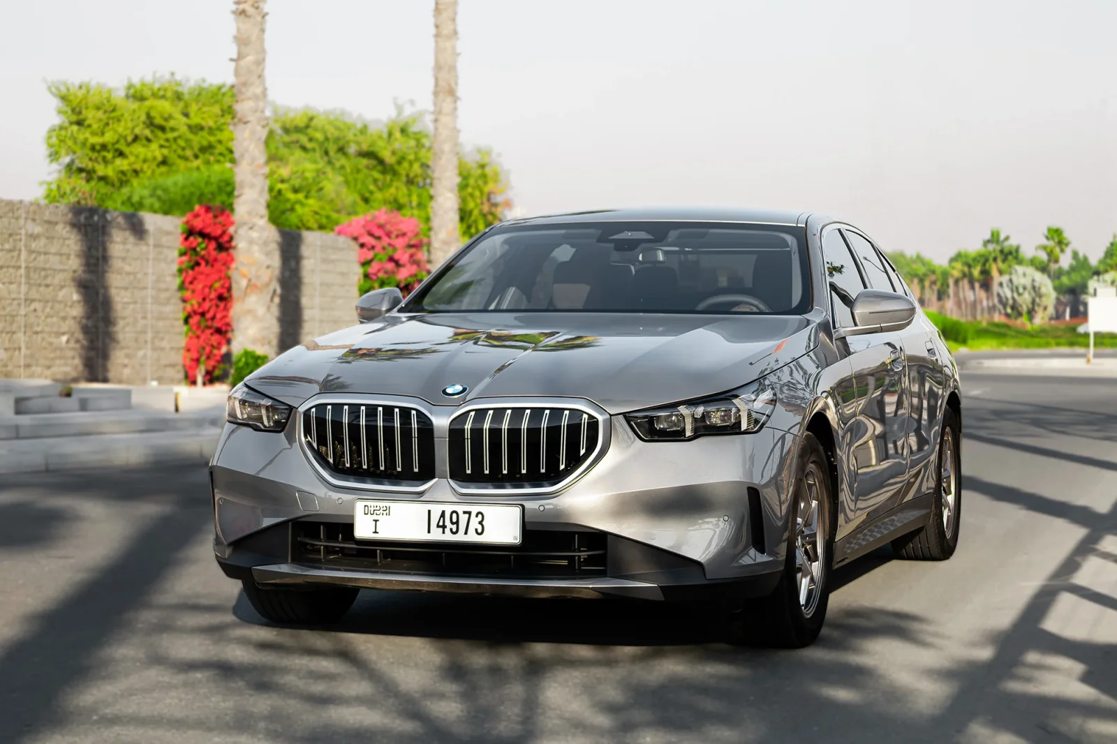 Alquiler BMW 5-Series 520i Gris 2025 en Abu Dabi - 11 