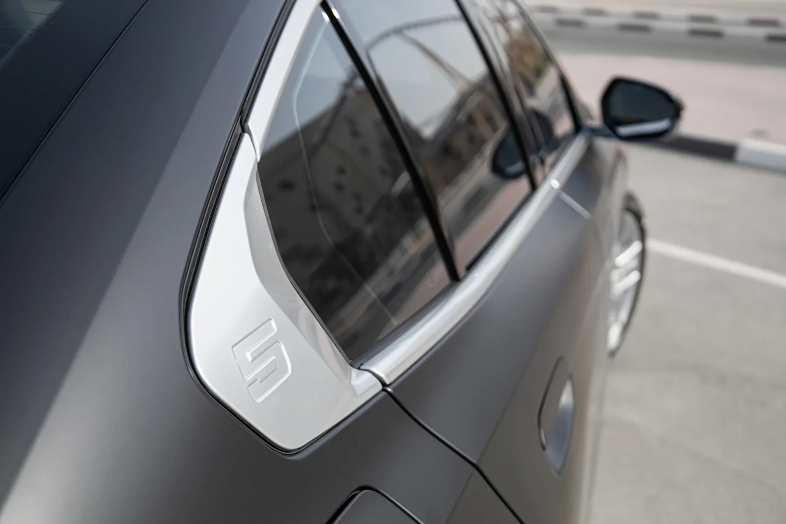 Kiralık BMW 5-Series 520 New Gen Siyah 2024 içinde Abu Dhabi - 9 