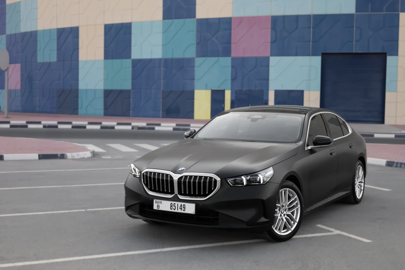 Kiralık BMW 5-Series 520 New Gen Siyah 2024 içinde Abu Dhabi