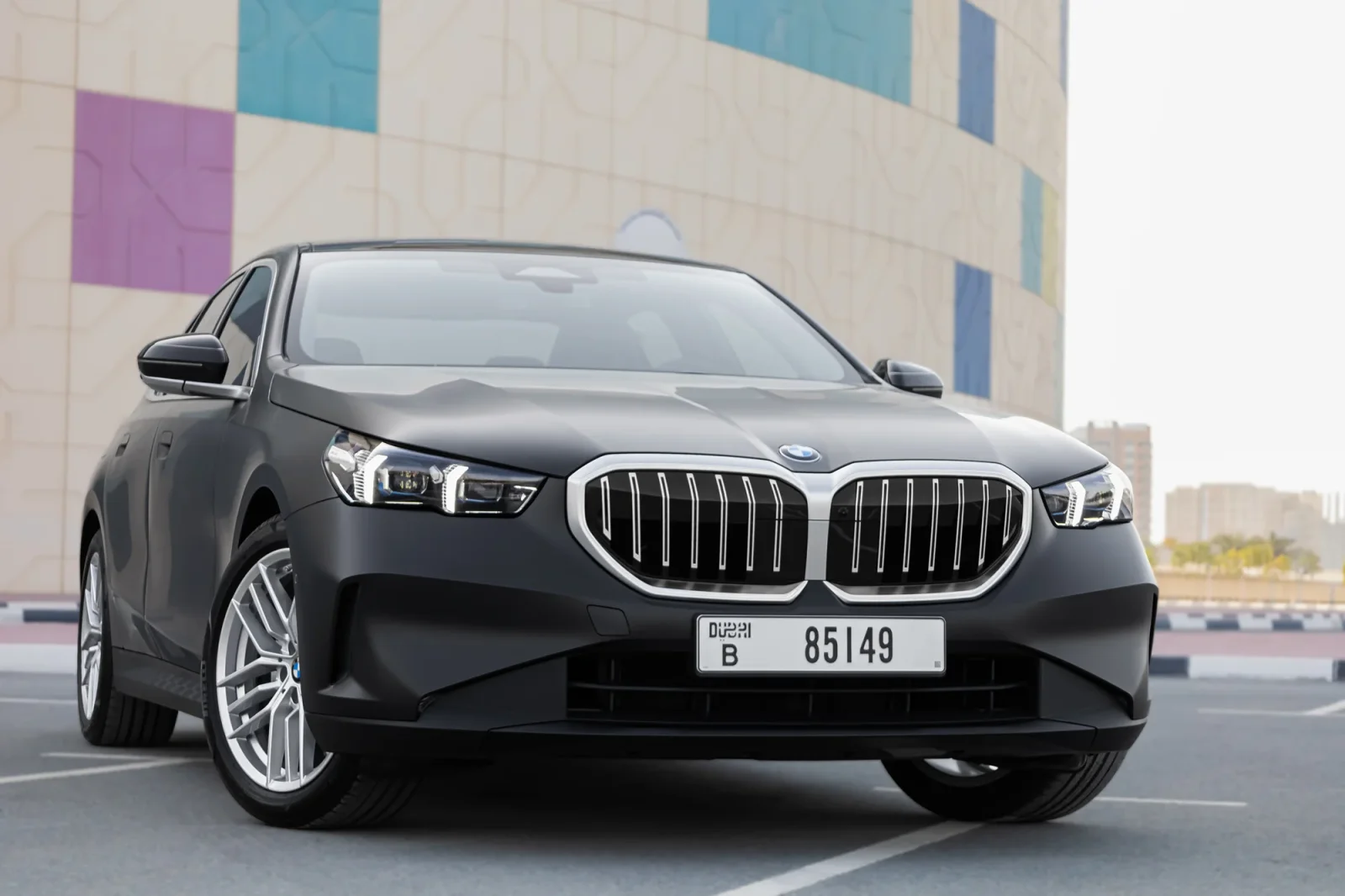 Kiralık BMW 5-Series 520 New Gen Siyah 2024 içinde Abu Dhabi - 5 