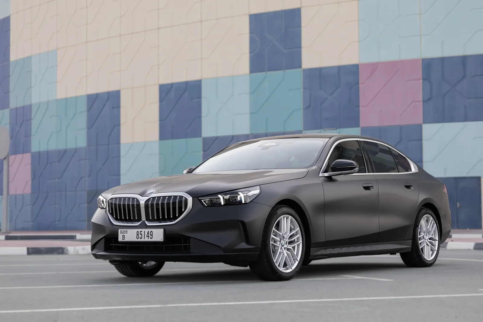 Kiralık BMW 5-Series 520 New Gen Siyah 2024 içinde Abu Dhabi - 2 