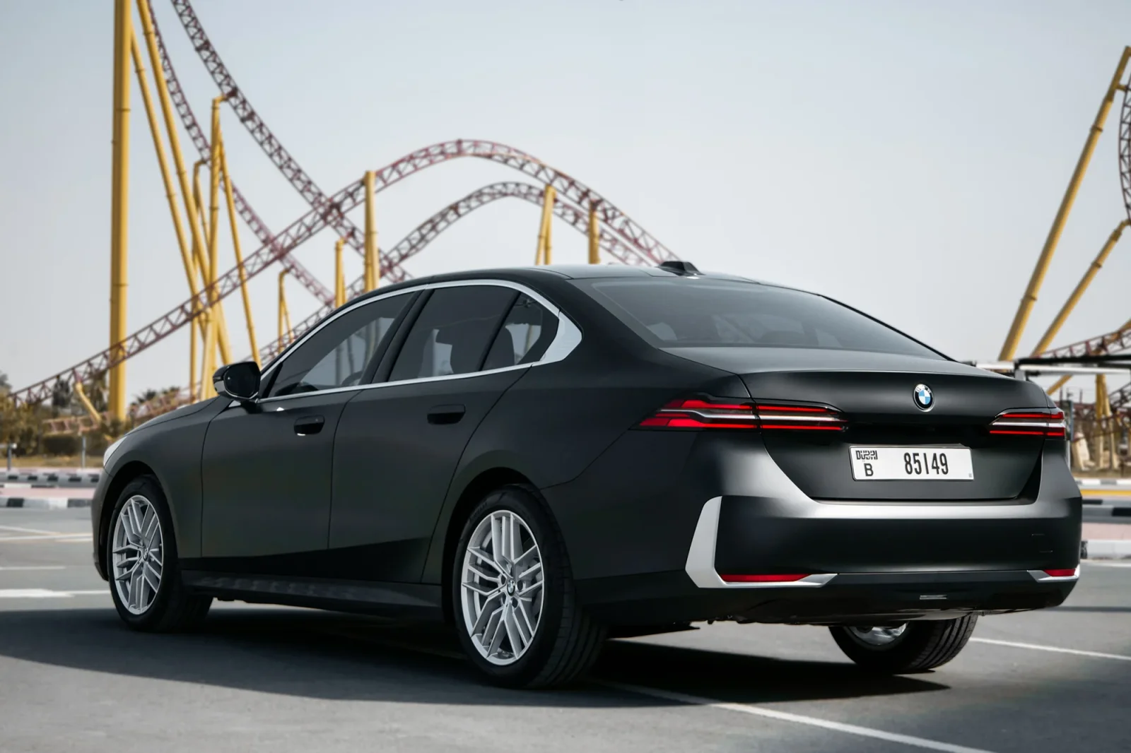 Kiralık BMW 5-Series 520 New Gen Siyah 2024 içinde Abu Dhabi - 3 