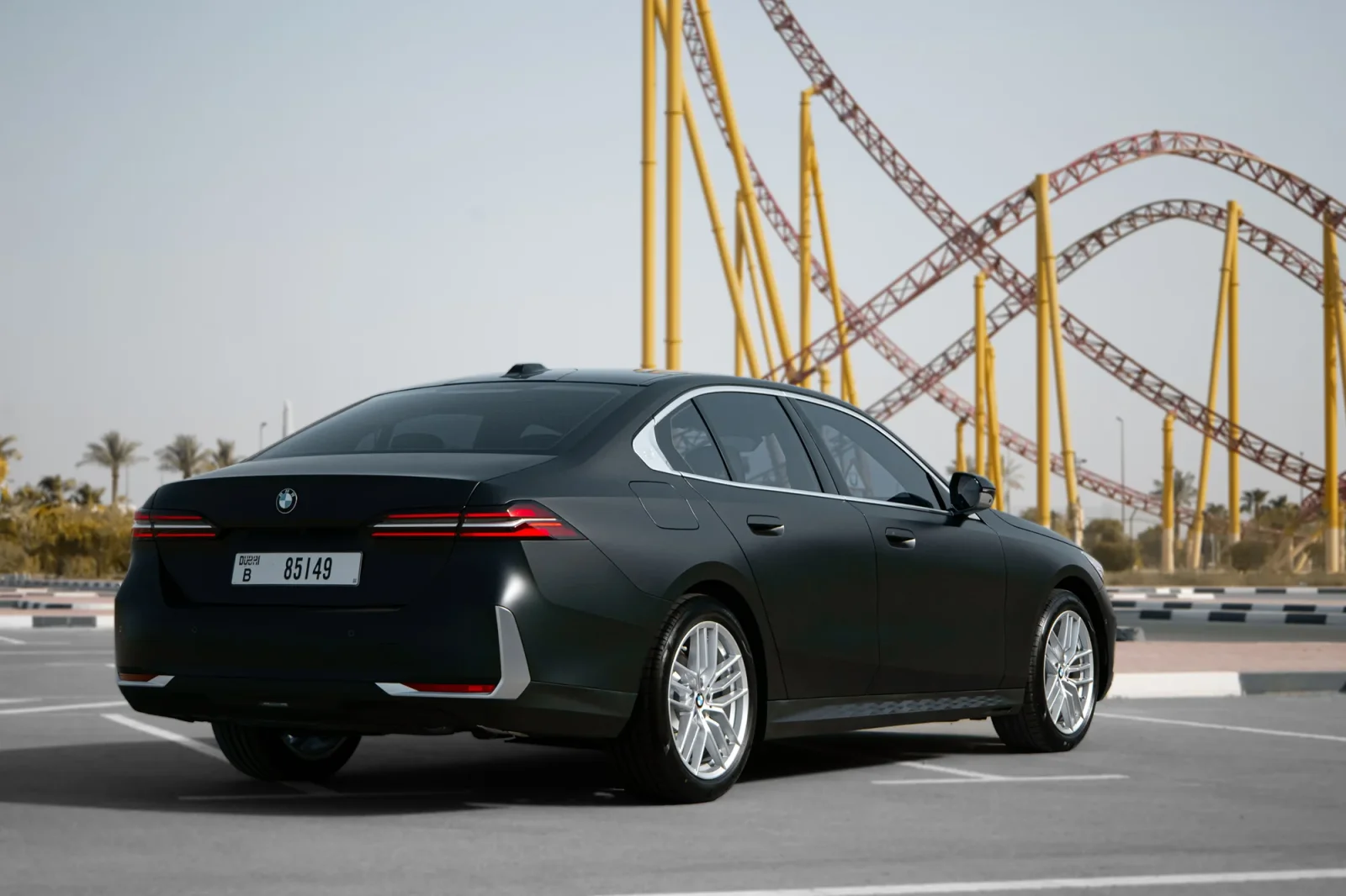 Kiralık BMW 5-Series 520 New Gen Siyah 2024 içinde Abu Dhabi - 4 