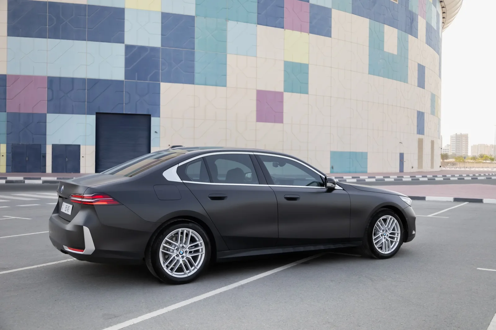 Kiralık BMW 5-Series 520 New Gen Siyah 2024 içinde Abu Dhabi - 7 