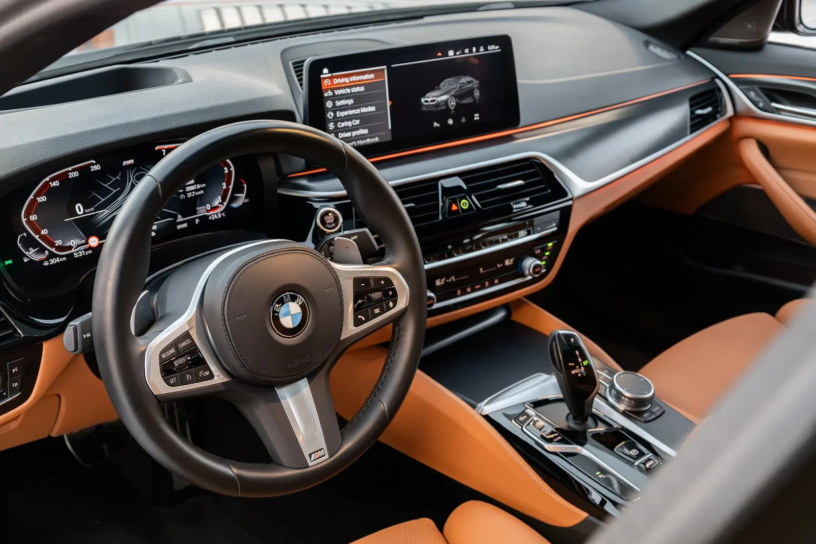 Kiralık BMW 5-Series  520i  Siyah 2023 içinde Abu Dhabi - 6 