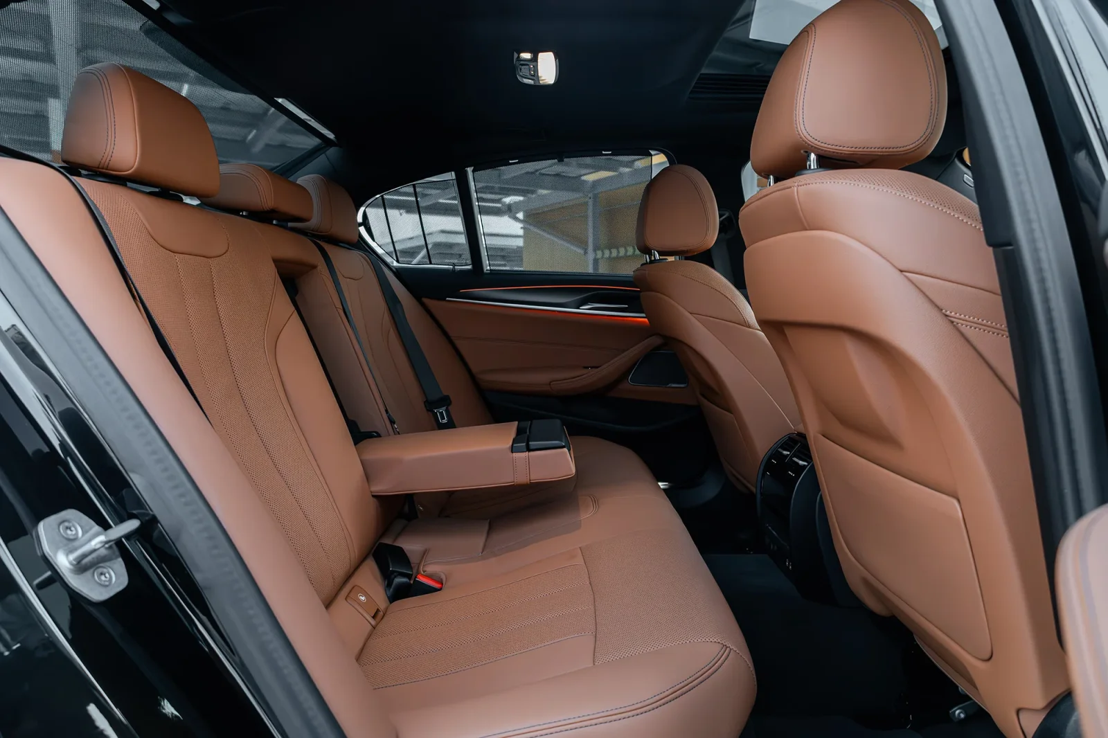 Kiralık BMW 5-Series  520i  Siyah 2023 içinde Abu Dhabi - 7 