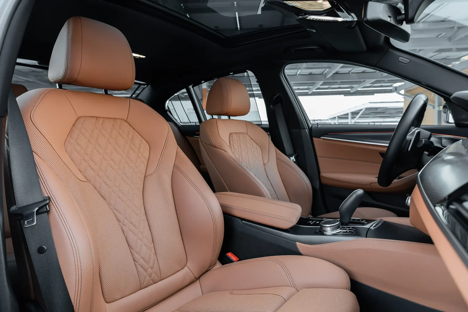 Kiralık BMW 5-Series  520i  Siyah 2023 içinde Abu Dhabi - 5 