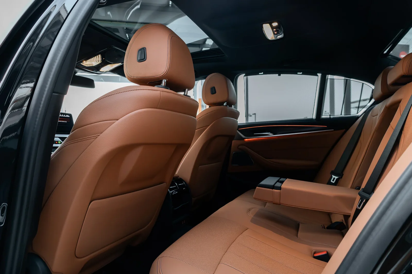 Kiralık BMW 5-Series  520i  Siyah 2023 içinde Abu Dhabi - 9 